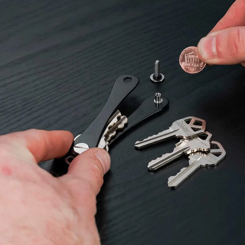 ERGONOMIC KEY HOLDER, COMPACT AND PRACTICAL, KEYSMART, TO STORE YOUR KEYS LIKE A SWISS ARMY KNIFE