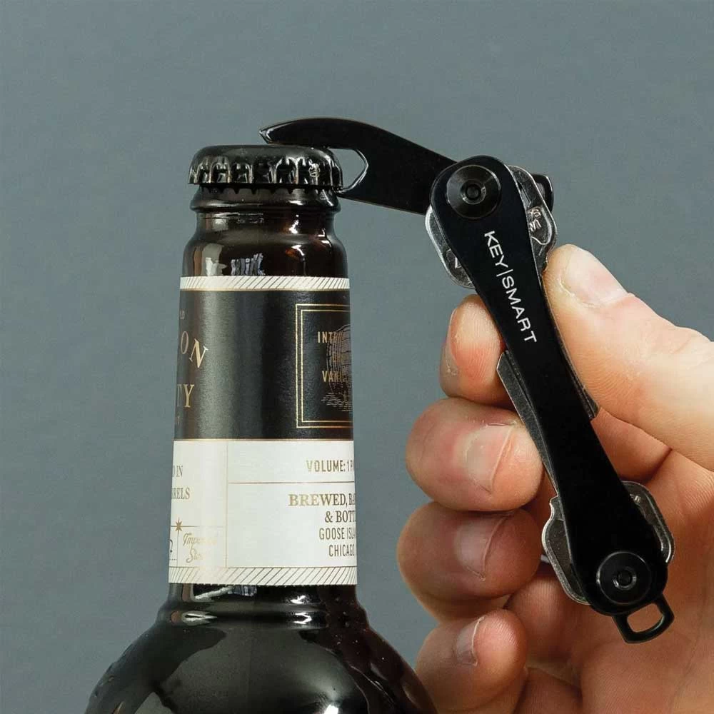 ERGONOMIC KEY HOLDER, COMPACT AND PRACTICAL, KEYSMART, TO STORE YOUR KEYS LIKE A SWISS ARMY KNIFE